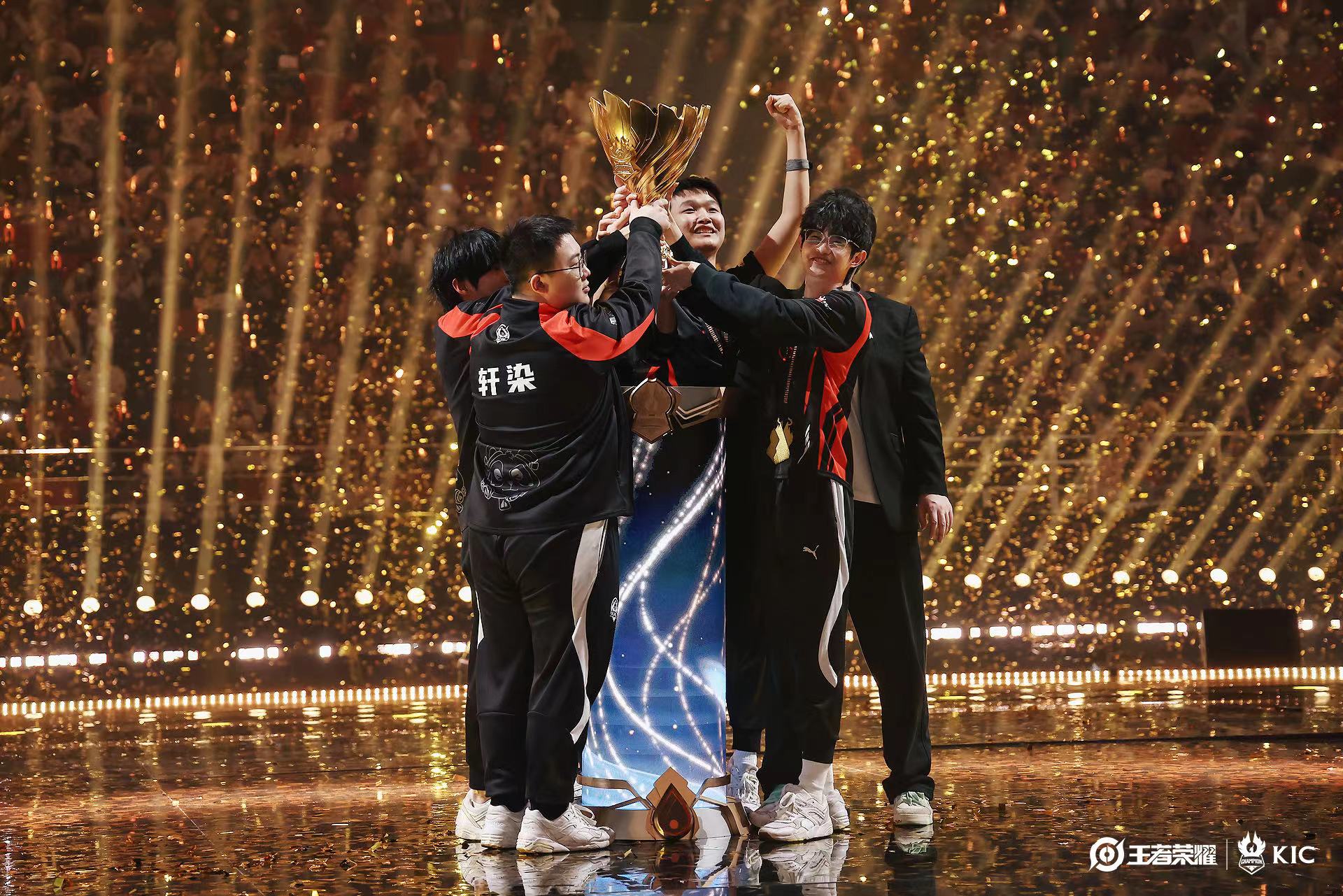 时隔4年再夺冠,坚持不懈才是电竞赛场最珍贵的内核