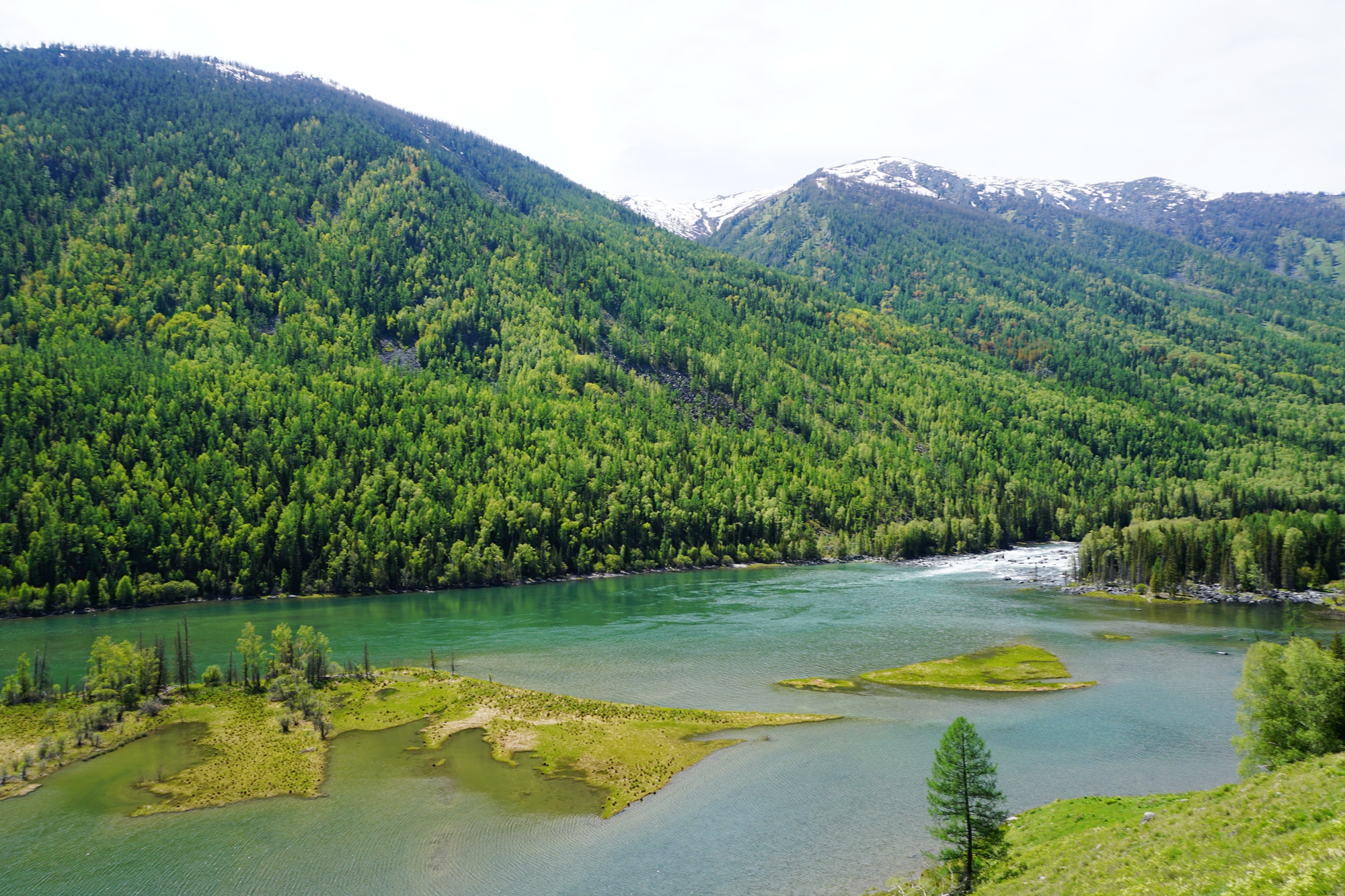 看这"天神的眼睛"清澈湛蓝,美得让人沉醉不知归路