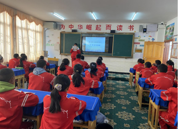 工布江达县中学开展"从小贯彻好法律意识从娃娃抓起"宪法主题班会