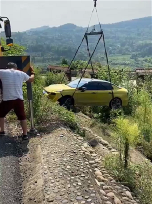 吉利领克03 山路飙车,过弯时出事故,整车掉落