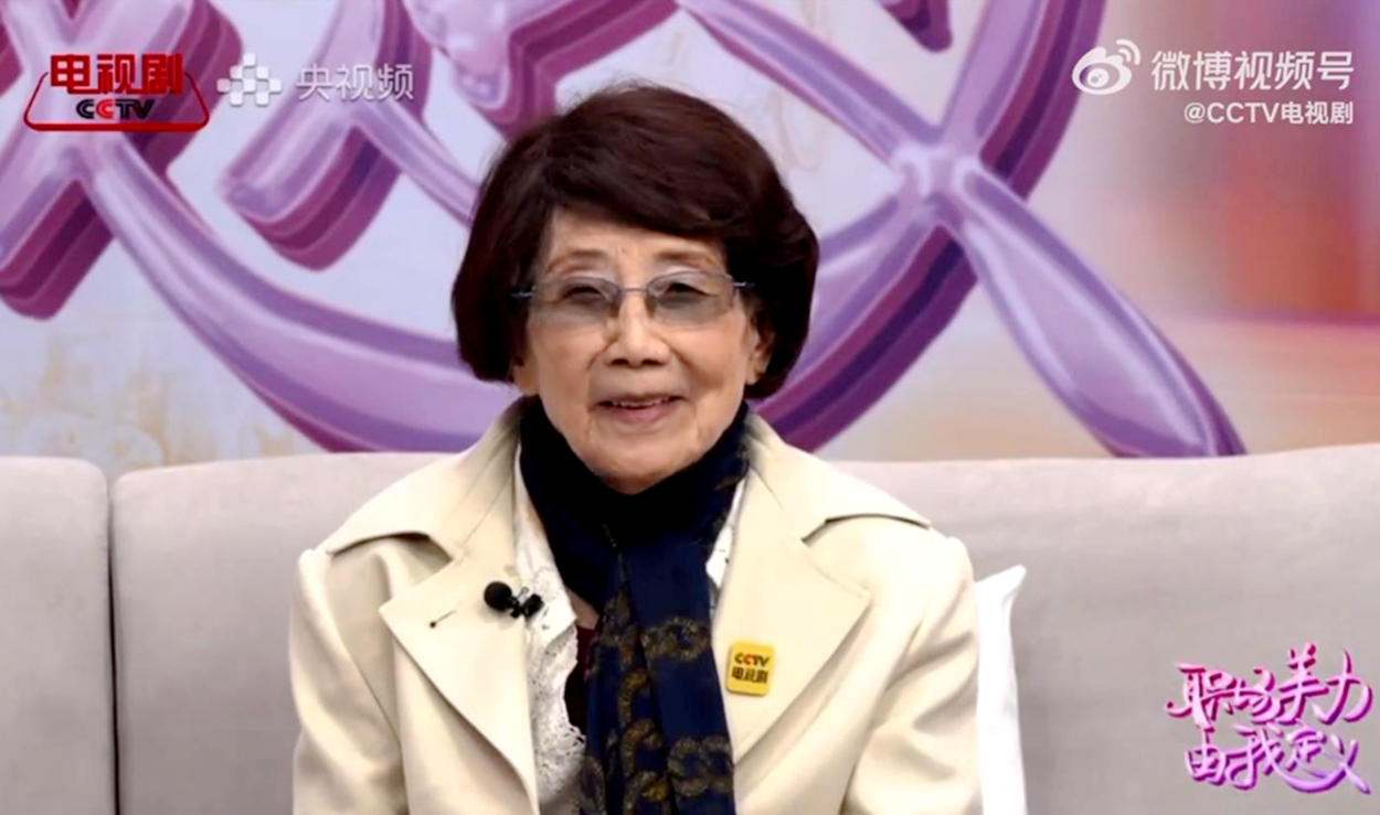 新中国第一代播音员葛兰现身,如今90岁高龄,与丈夫夏青亦师亦友