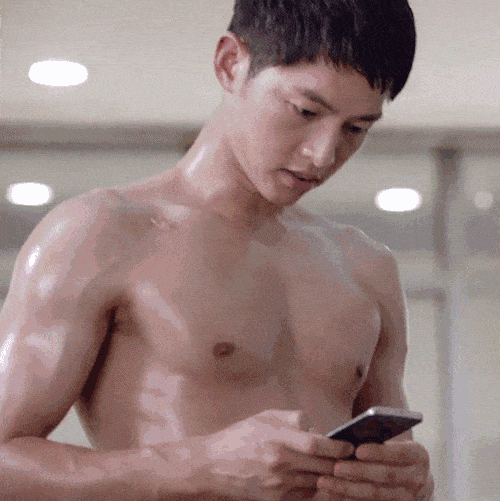 离婚后一度自暴自弃的宋仲基,新剧归来首集就脱,腹肌实在太诱人