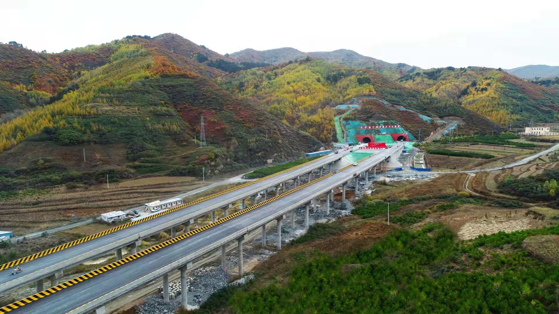 静兴高速公路大万山隧道贯通