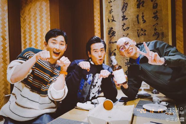 王彦霖绿洲晒与彭于晏林超贤合照 握拳撒娇可爱