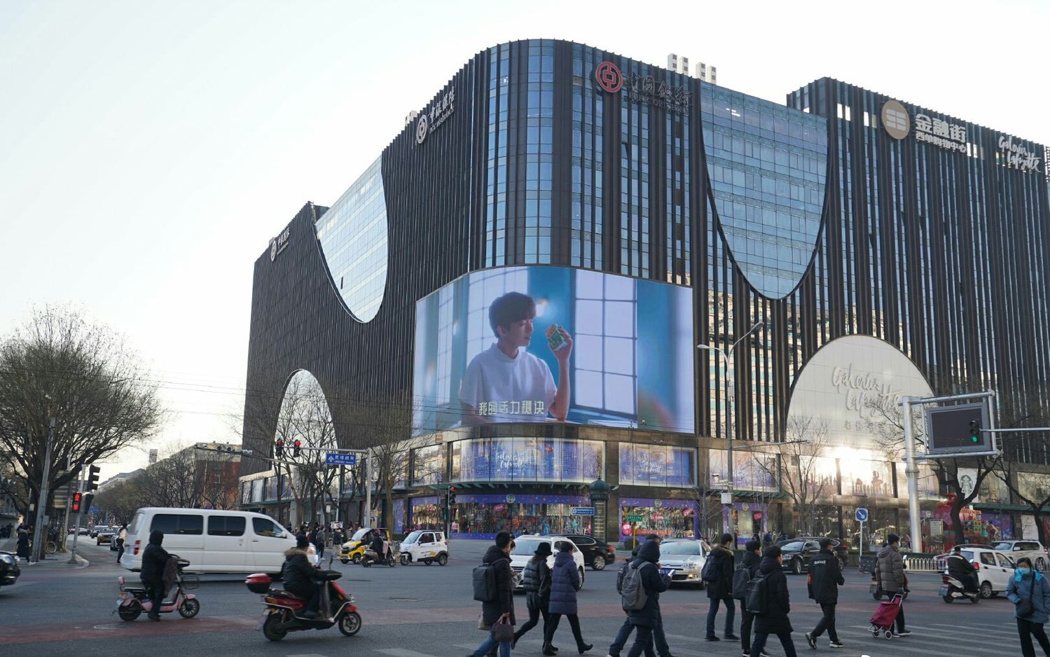 代言人王俊凯空降北京老佛爷百货户外大屏 迷人万分的凯boss