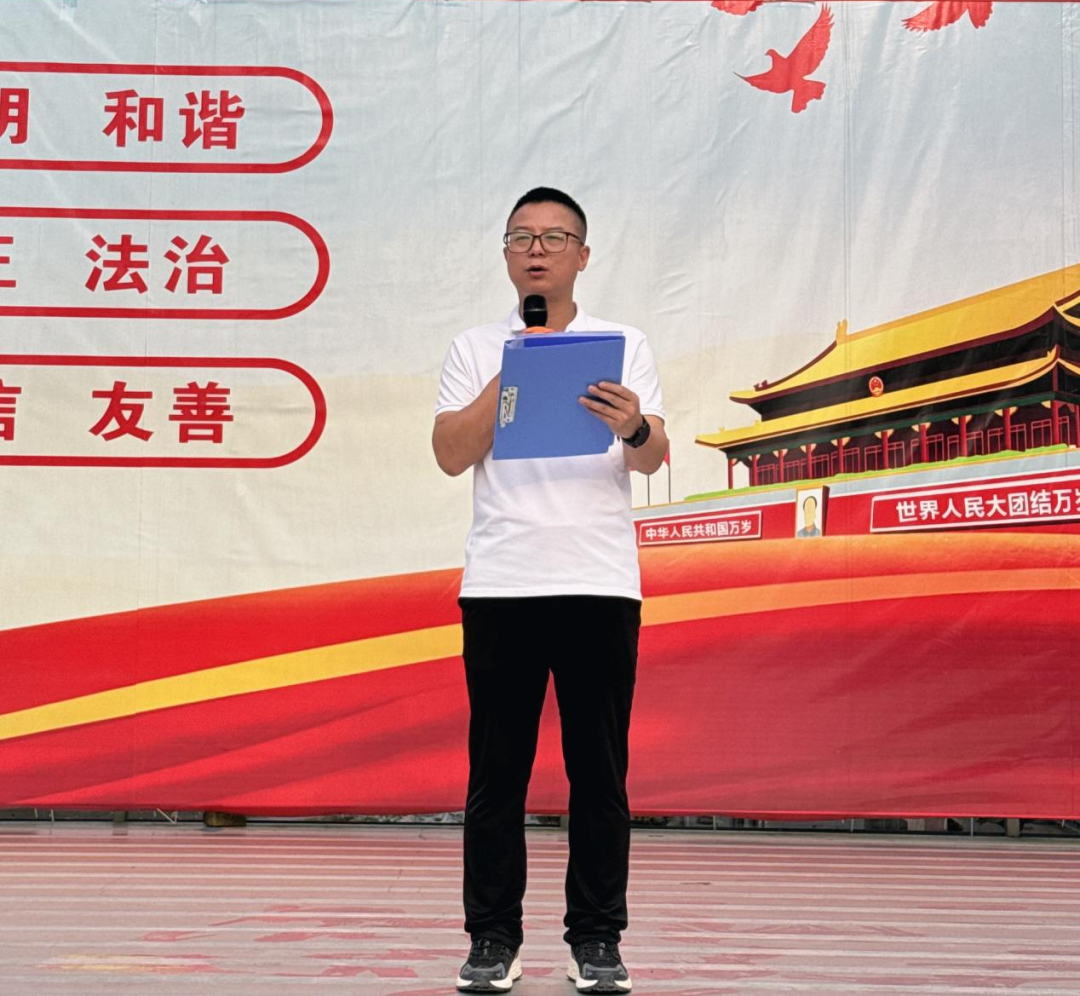 我校举行"语言的魔法,世界的旋律"主题升旗仪式