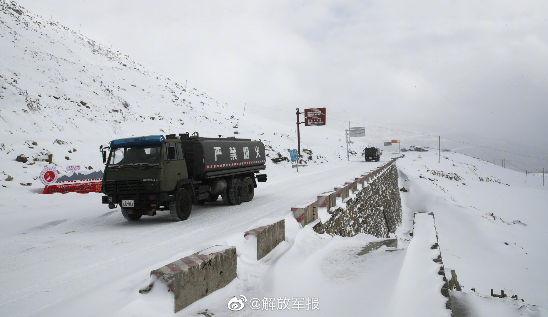破冰出征!高原汽车兵驰骋在风雪一线