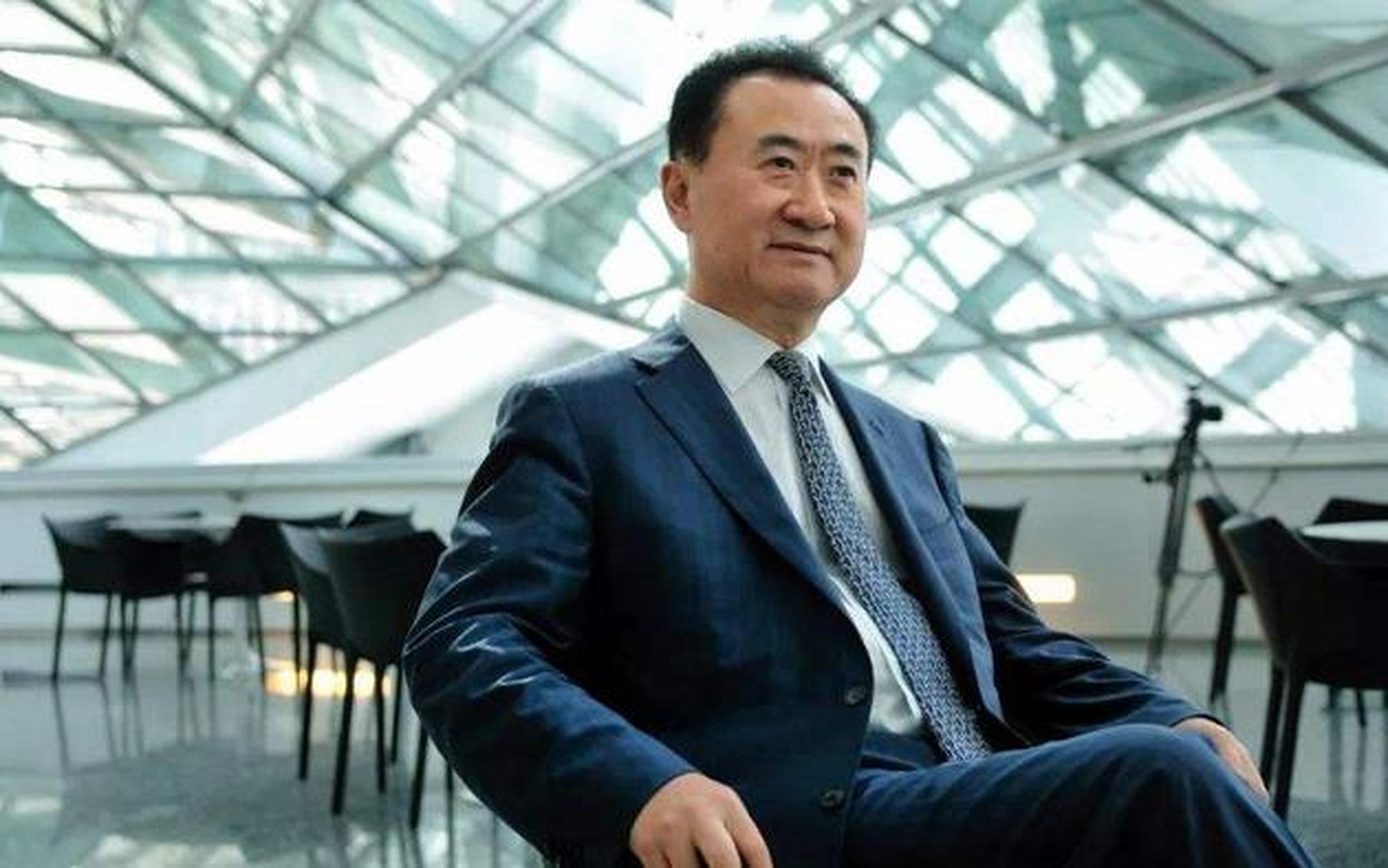 茶余饭后,王健林让女秘书去买一包烟.