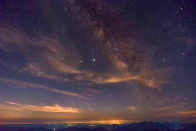 在星空下描繪小山村的