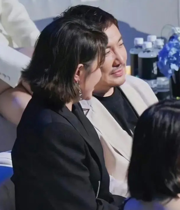 马丽疑似怀二胎,身材发福用手遮肚子,举手投足之间孕味十足