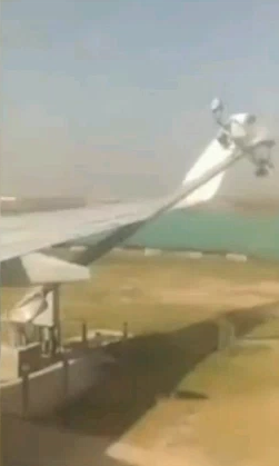 印度香料航空一航班在德里機場起飛前與電線桿相撞