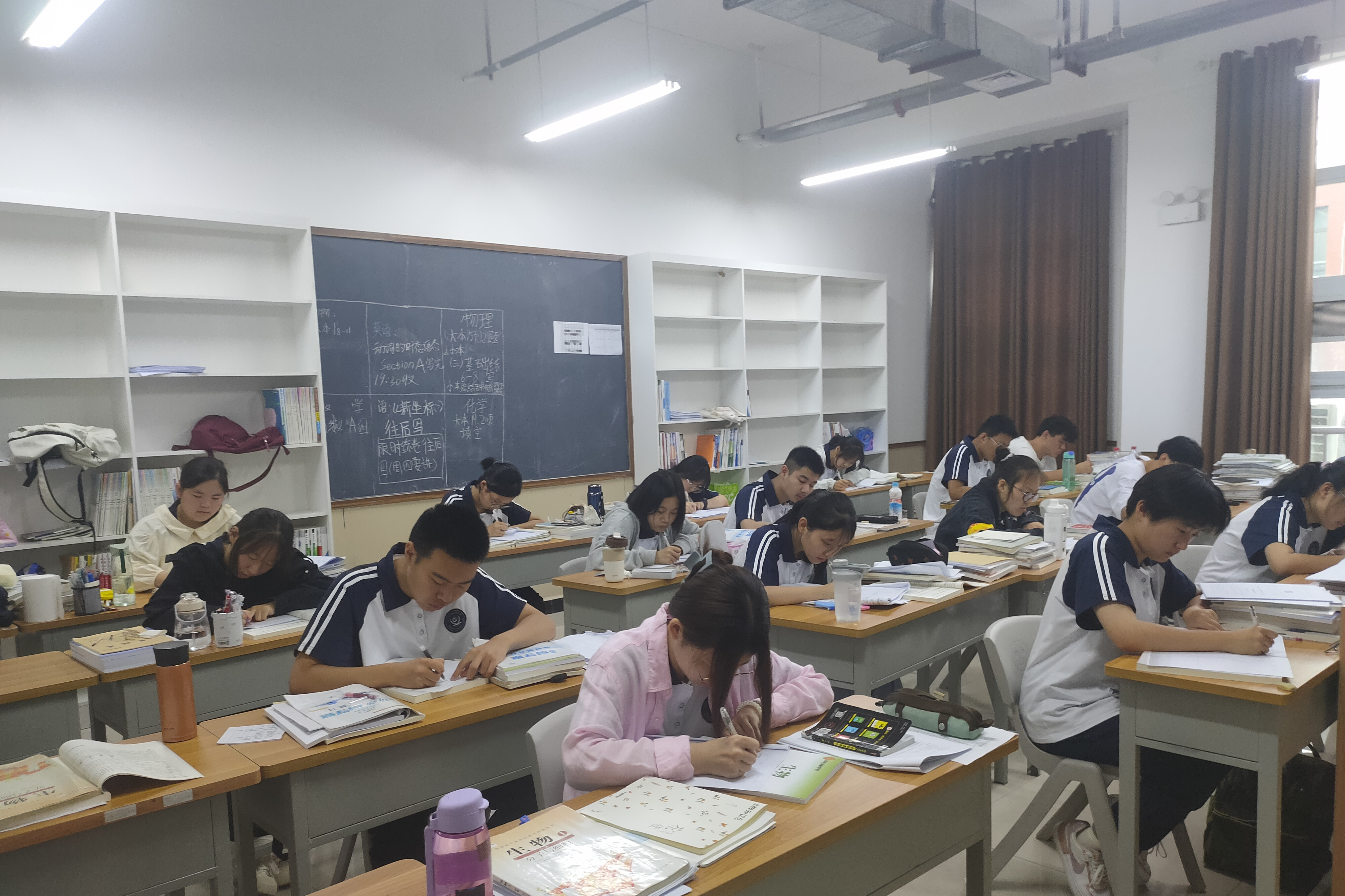 其优势包括全方位教学体系,个性化辅导,学习方法和策略的培养以及心理