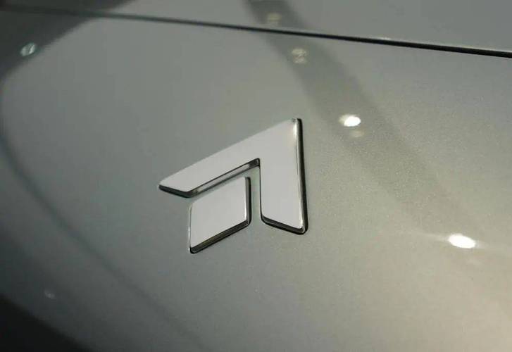 箭头朝上车标是什么车