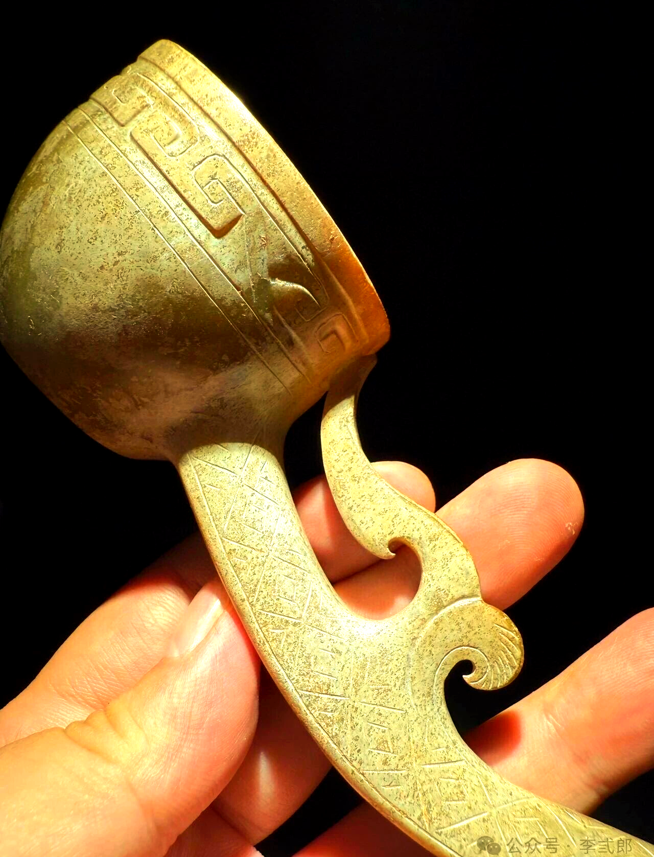 汉代龙头酒勺:从酒文化到权力象征