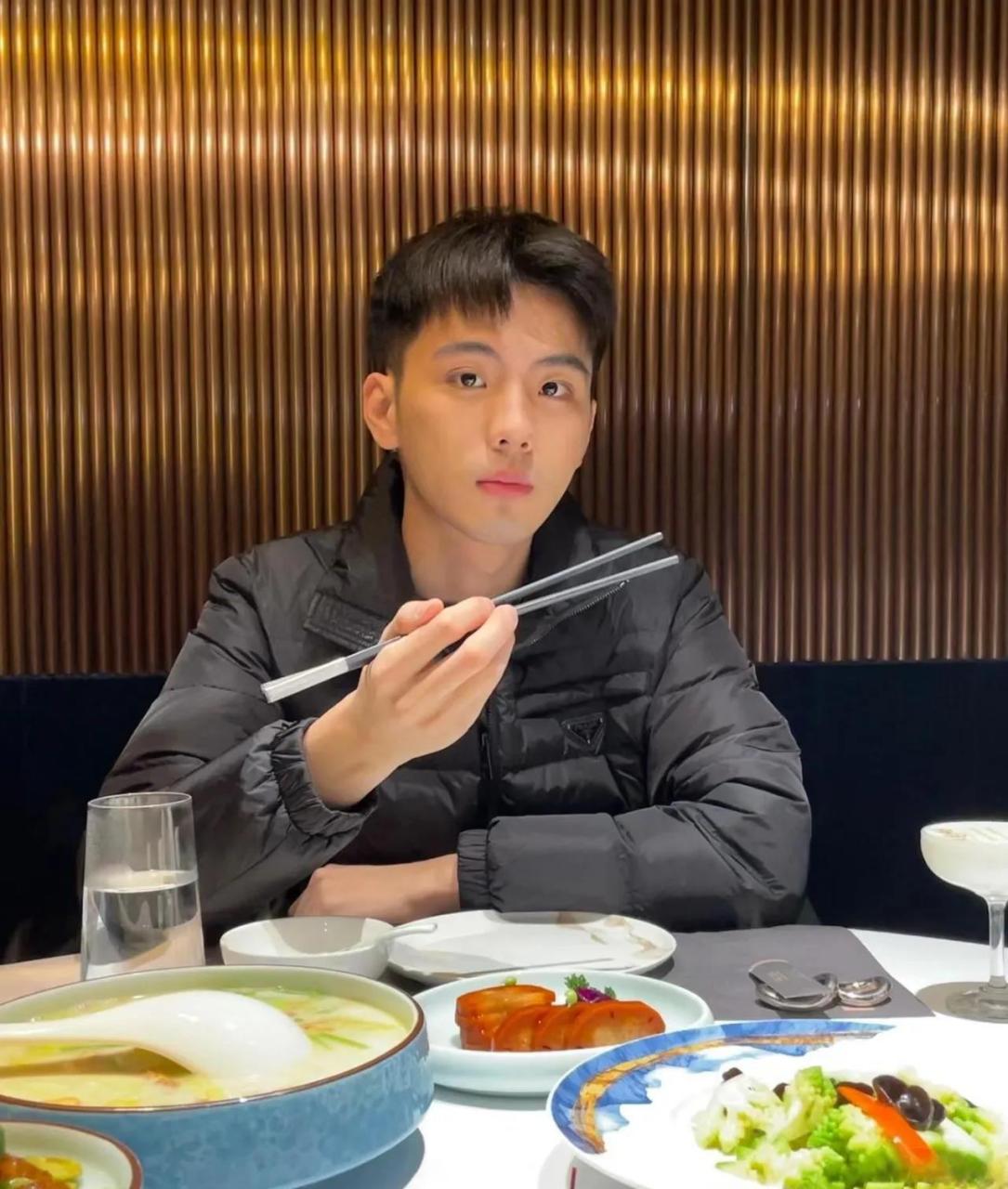 活捉一枚探店吃饭的帅哥