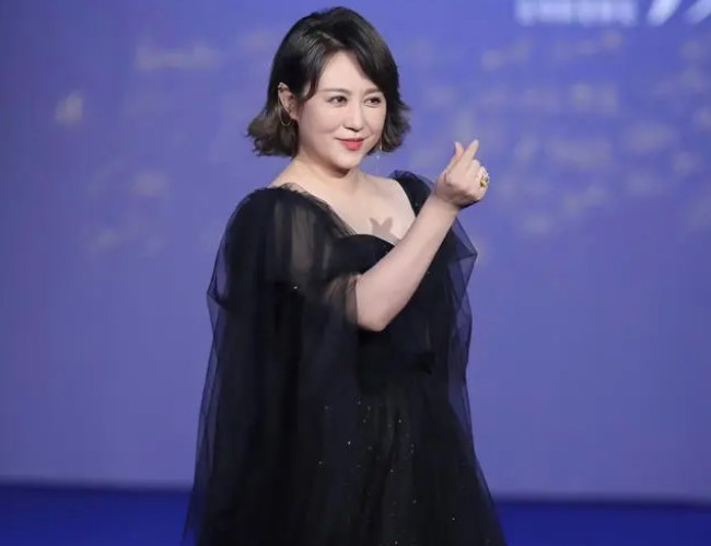 马丽疑似怀二胎,身材发福用手遮肚子,举手投足之间孕味十足