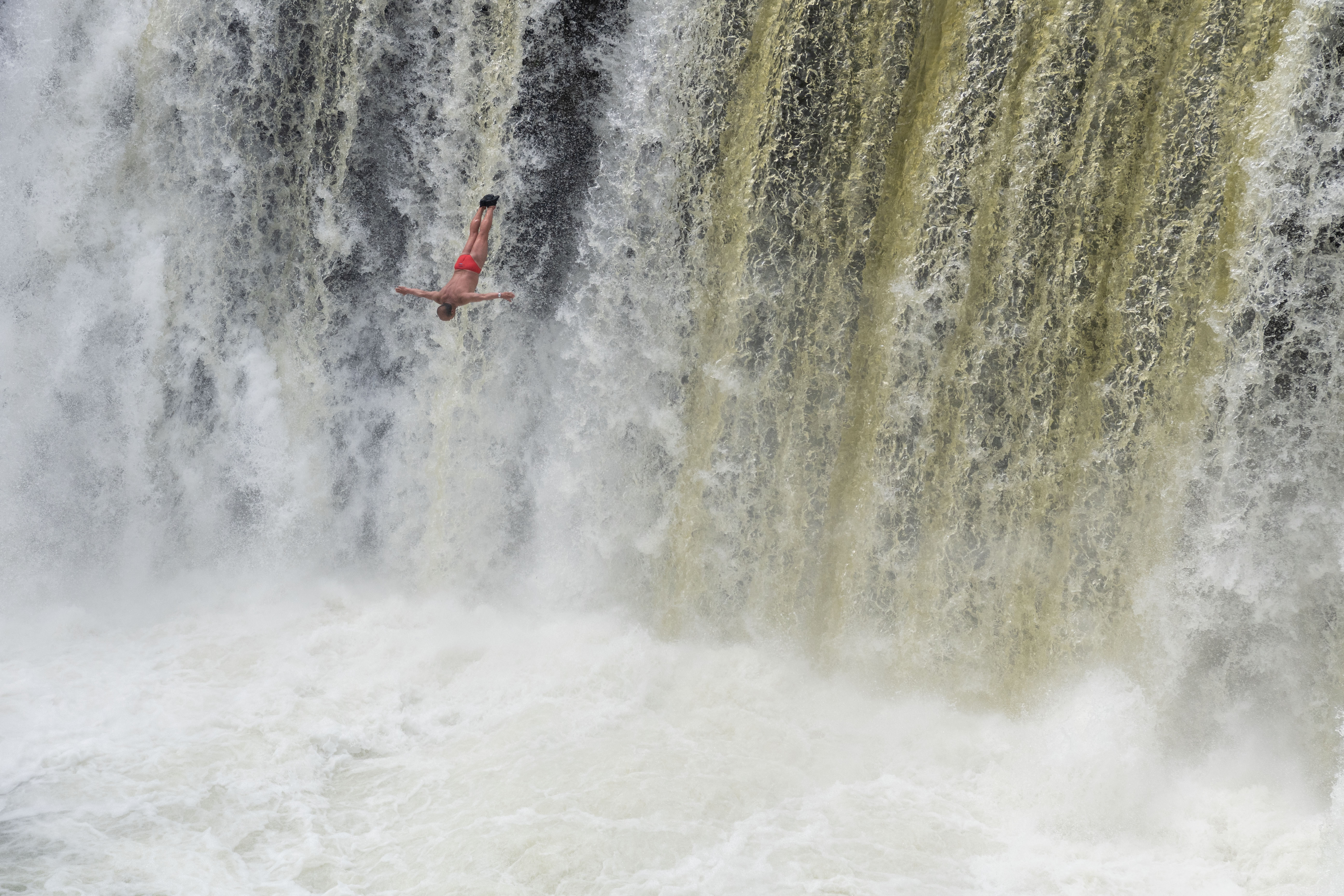 "中国悬崖跳水第一人"狄焕然:40年如一日享受"飞跃人生"