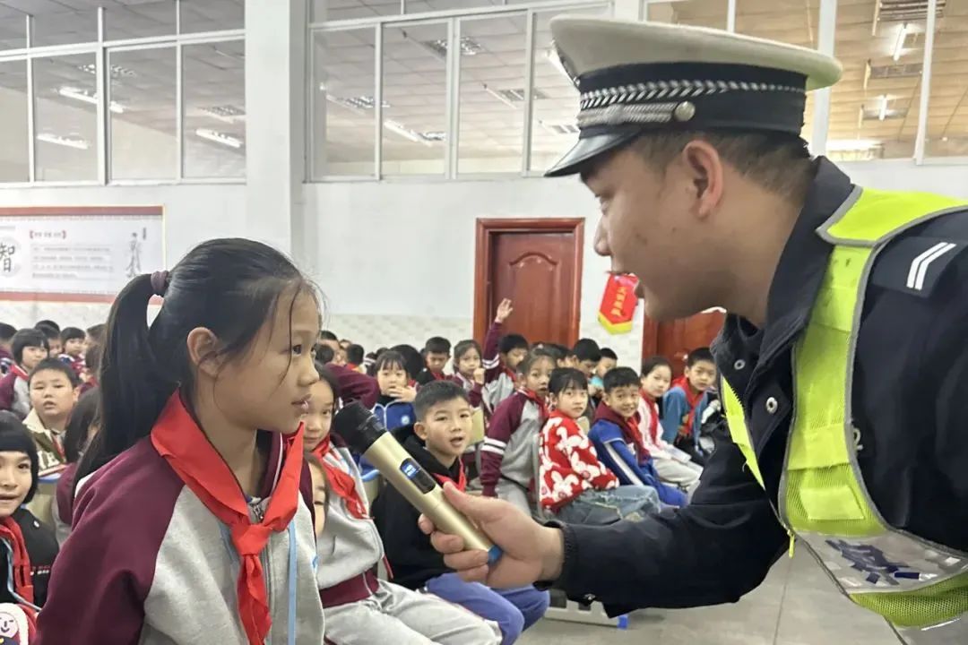 江门市公安局新会分局交警大队会城中队走进辖区西园小学开展交通安全