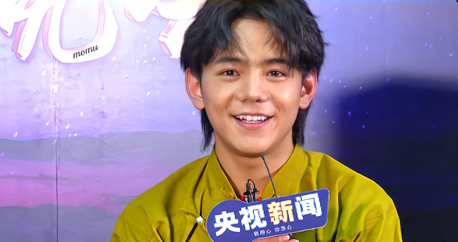 丁真:网红变歌手,出道不到1年时间就喜提央视"秋晚"演唱歌曲