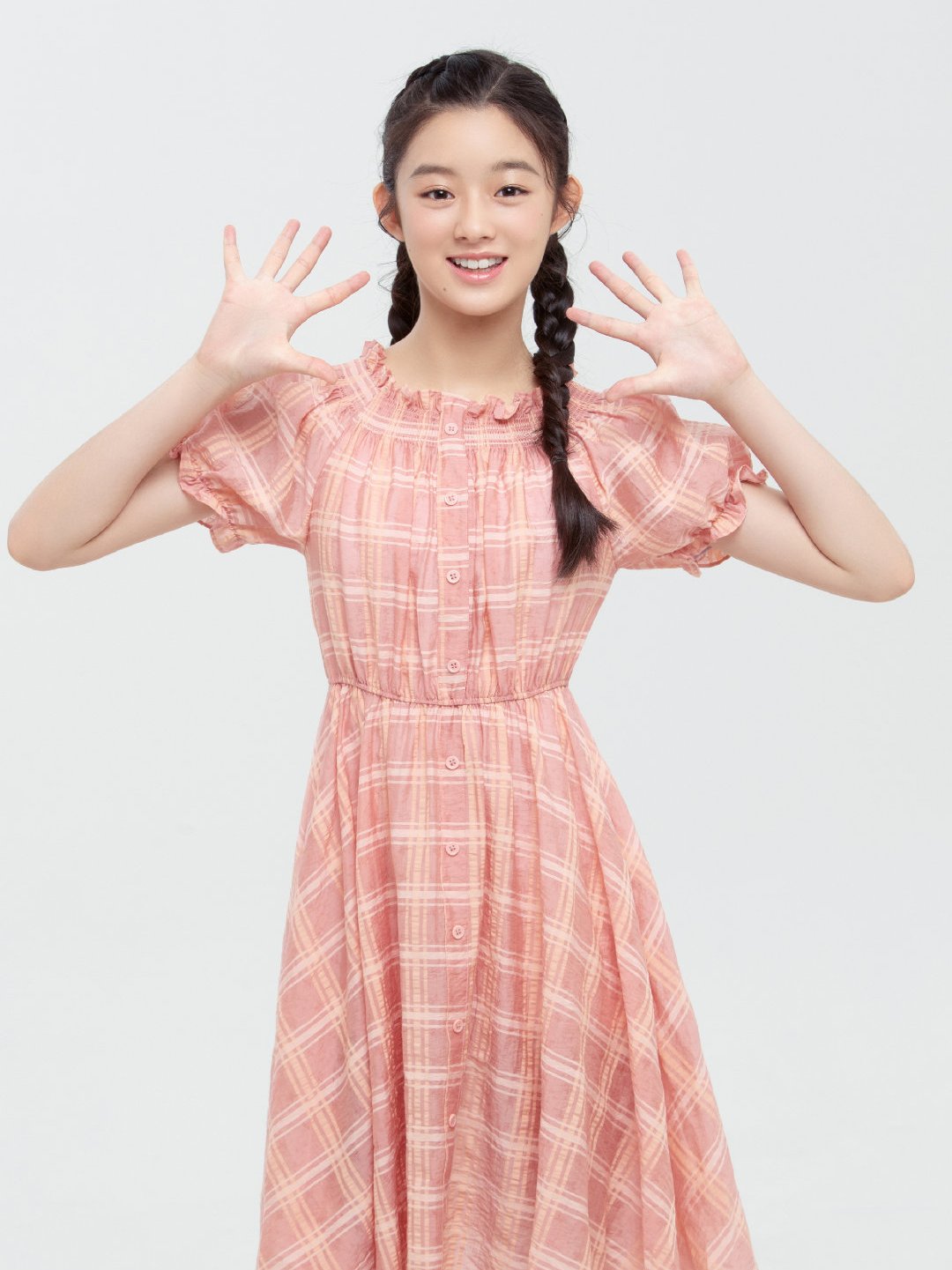 作为童星的黄杨钿甜虽然是05后,但是演技却一点都不显得青涩,反而是很