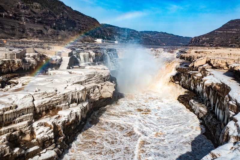 冬日黄河壶口瀑布现"冰瀑玉壶"景观