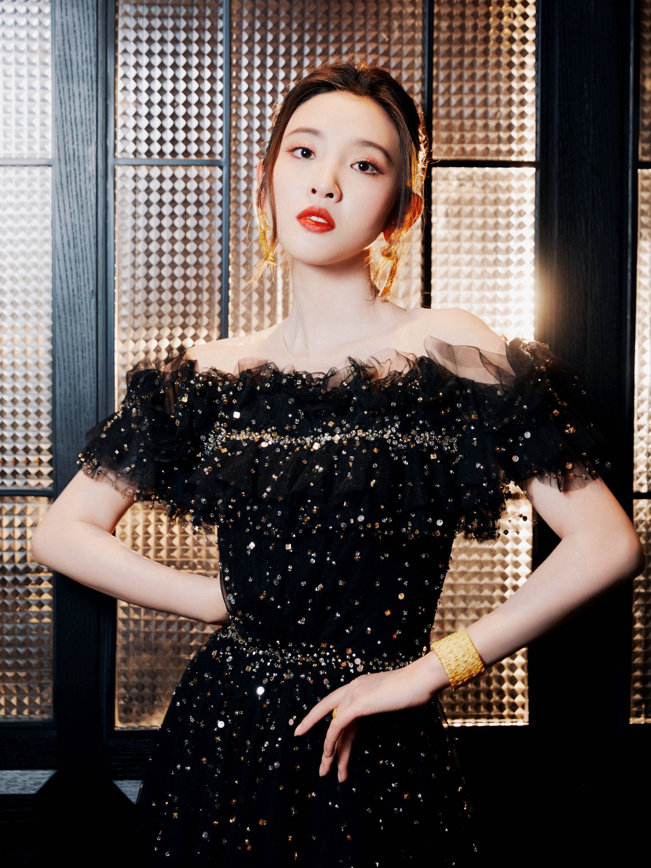 唐艺昕黑色一字齐肩裙性感写真