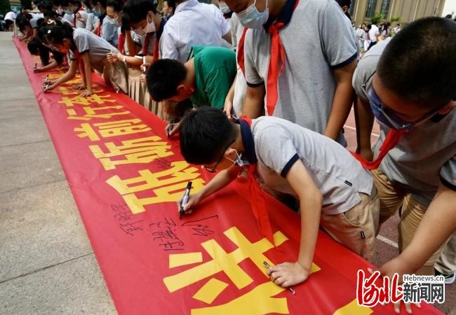 石家庄市长安区谈固小学举行六年级毕业典礼