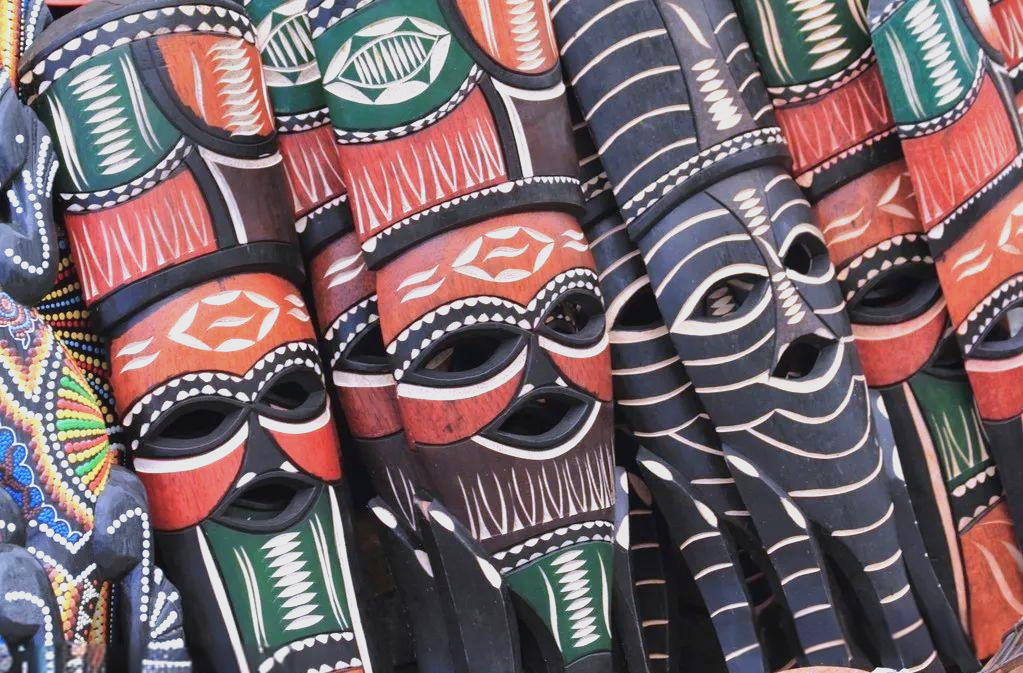 非洲面具的色彩与文化:如何让画面更丰富