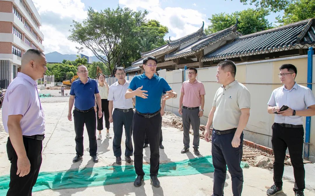 邱伟勤一行先后前往锦山二小,西城中心幼儿园和苏溪小