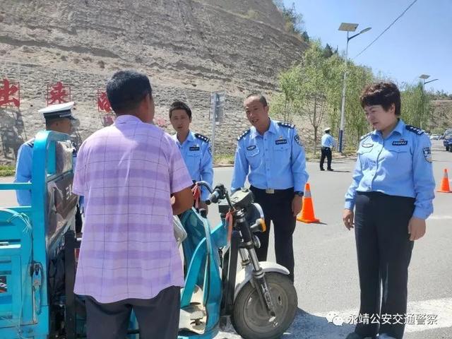 队伍教育整顿何俊福前往交警执勤一线督导检查道路交通安全管理工作