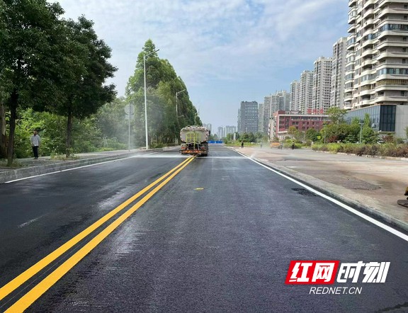 衡阳:滨水西路愉景新城小学至呆鹰岭路段"焕颜"通车