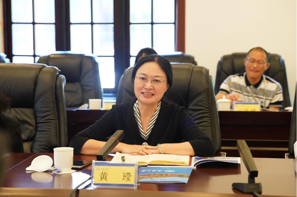 重庆市人民医院党委书记黄莹院长张华一行来校交流座谈