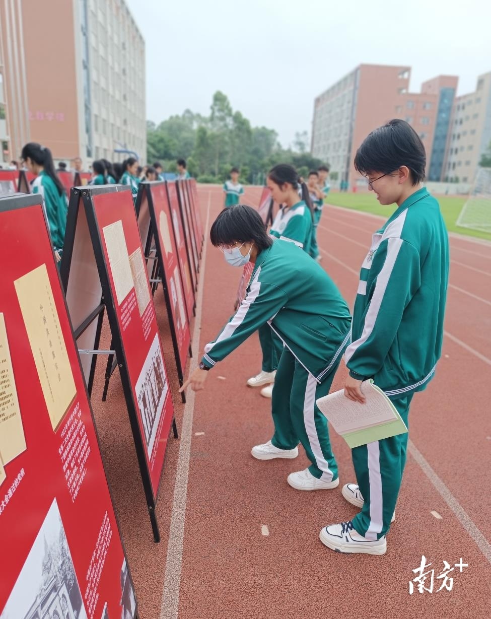 化州九中举办"五四"专题图片展,激扬青春斗志