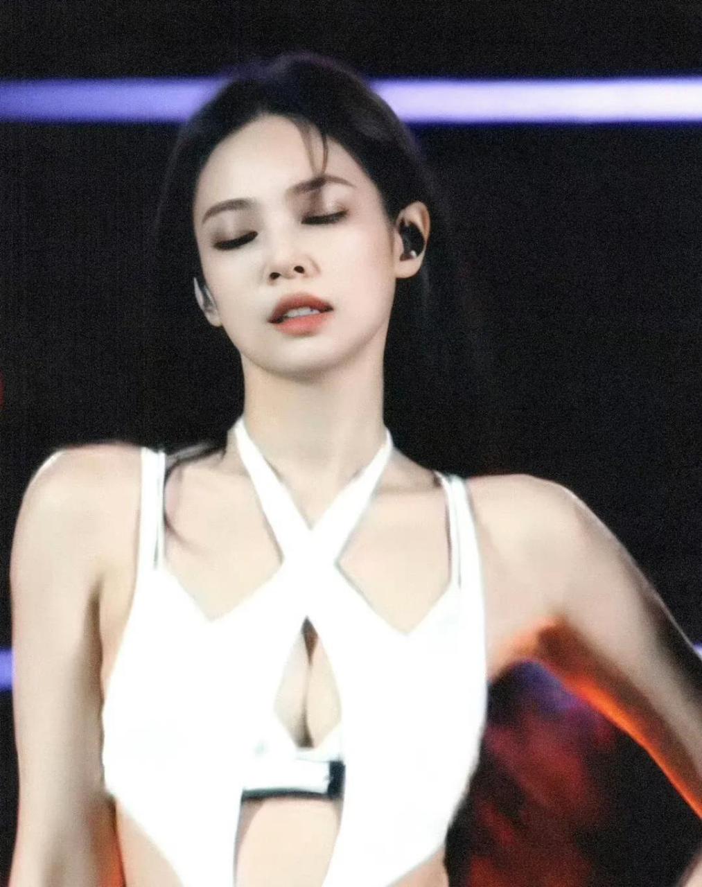 blackpink第二场科切拉舞台上,成员jennie身穿性感演出服,自信秀出
