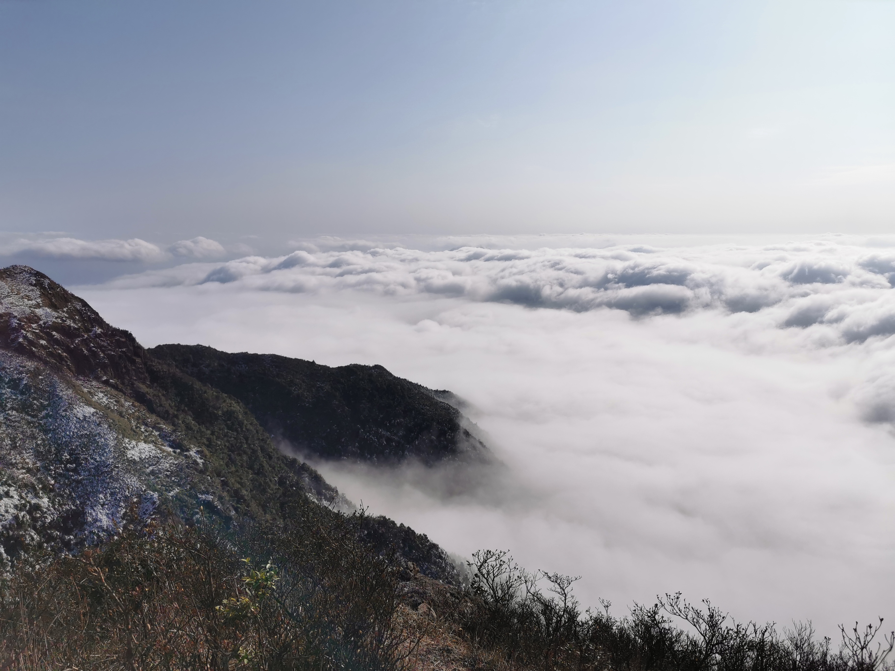 广东大龙山依然冰天雪地,宛如银色巨龙在云海之上腾飞!