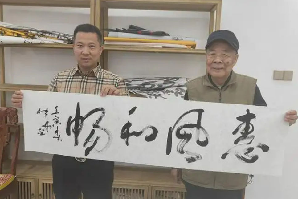 杜华少将:曾破格提拔为坦克12师政委,热爱书法,晚年致力于慈善