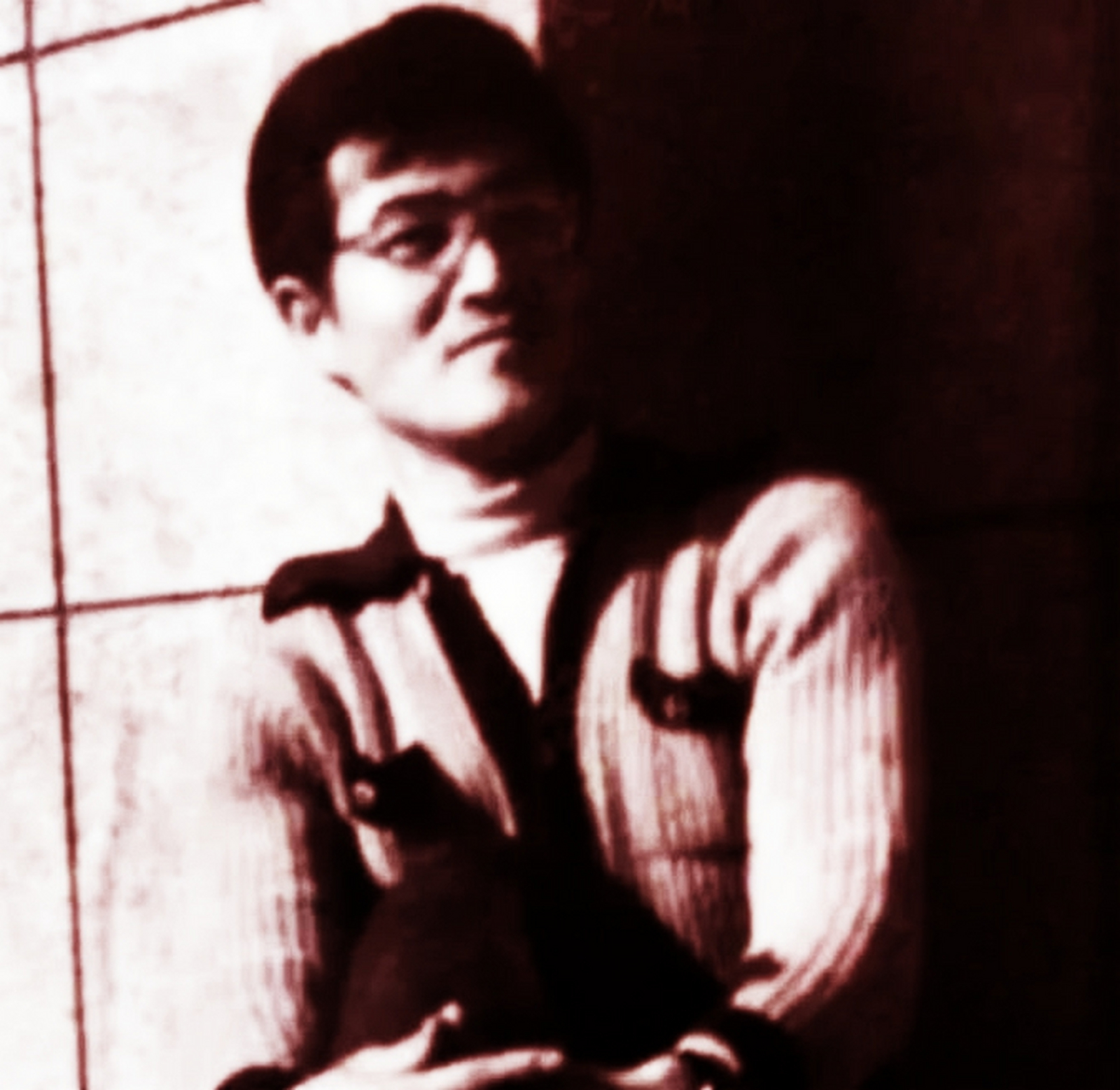 网上流传着几张赵本山年轻时的照片.