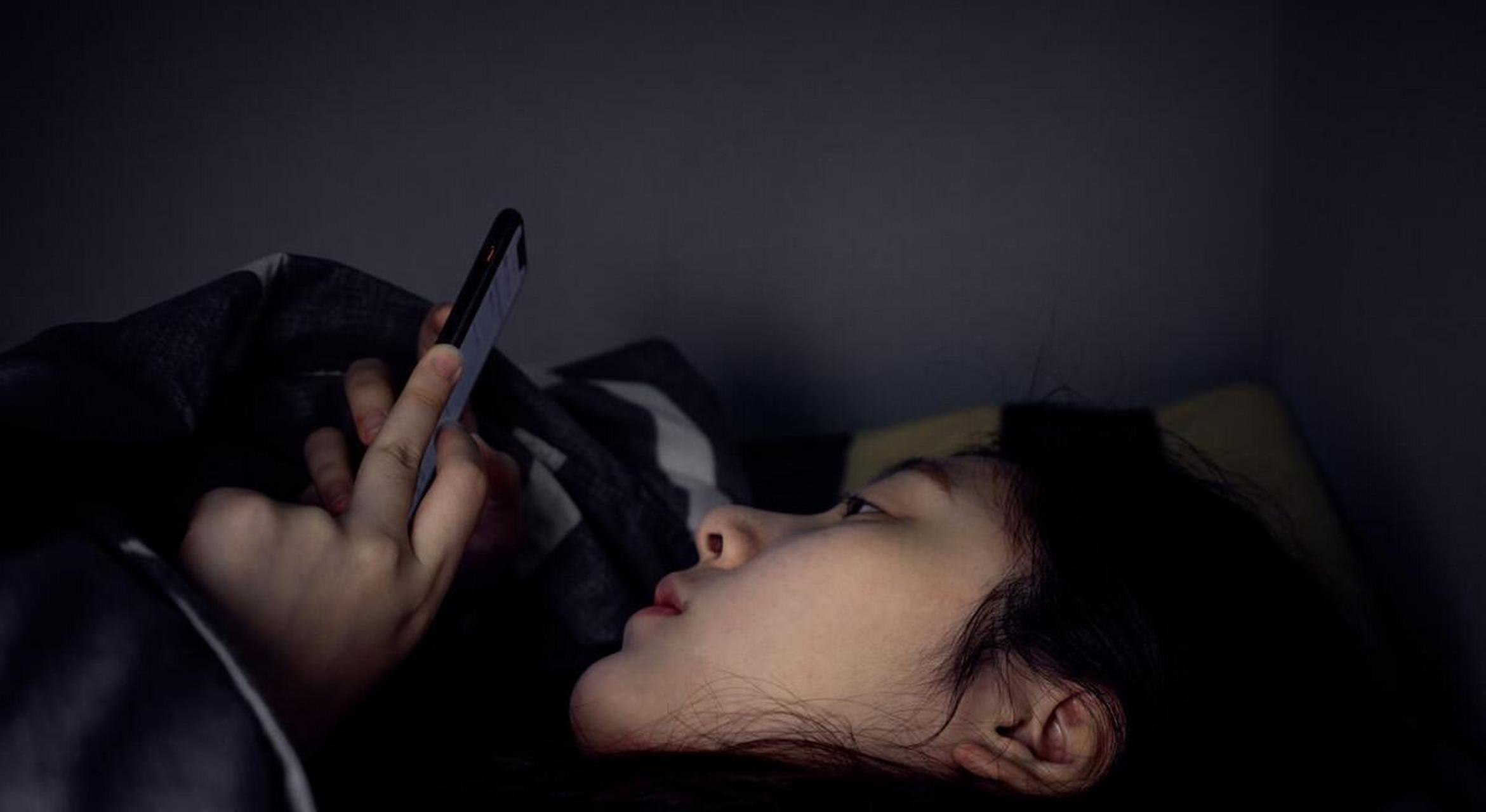 每天晚上睡觉前都要玩会手机,似乎不玩就睡不着觉