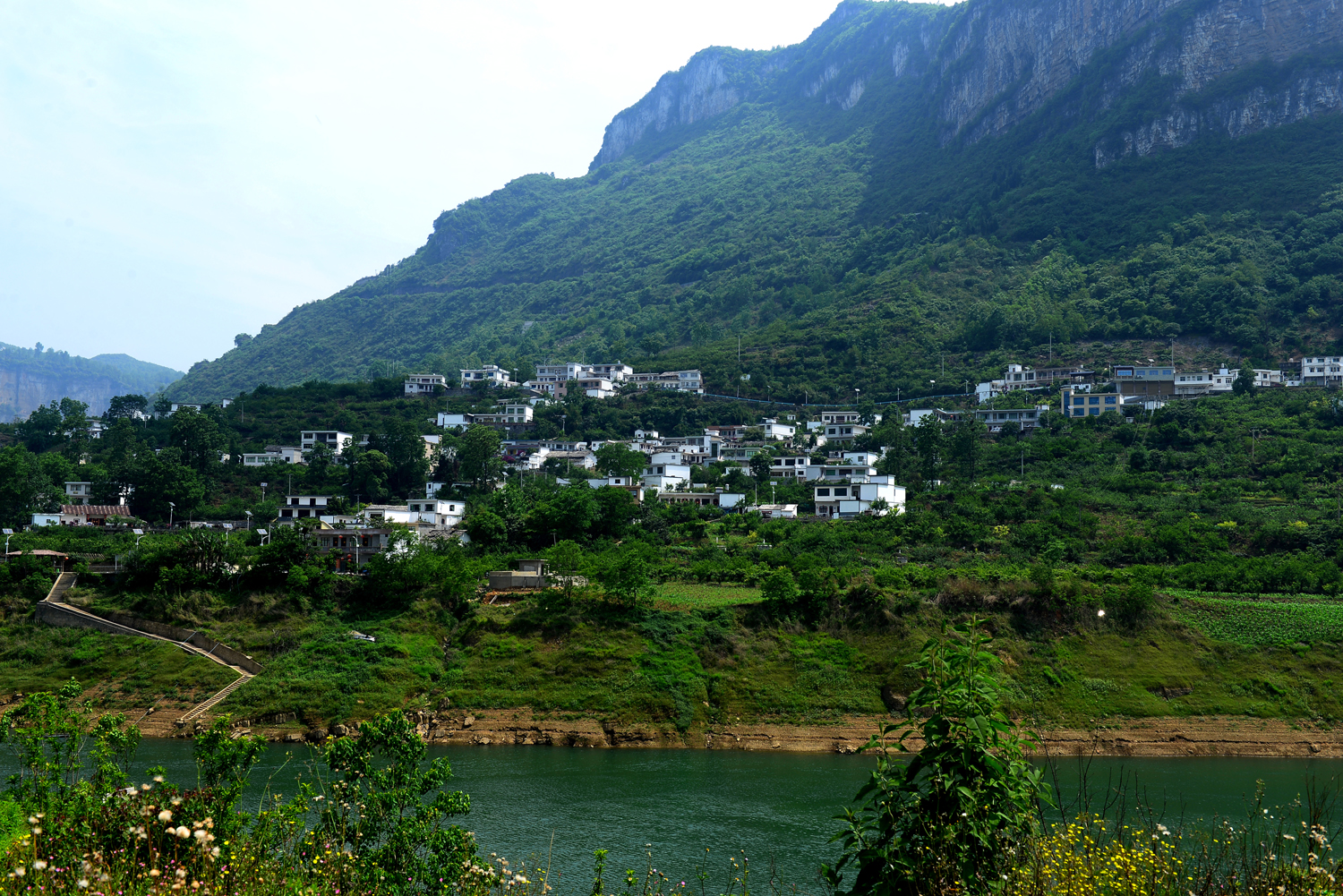 搭乘乡村振兴"东风" 齐力迈向富美生活——清镇市悬崖村寨凹河村的富