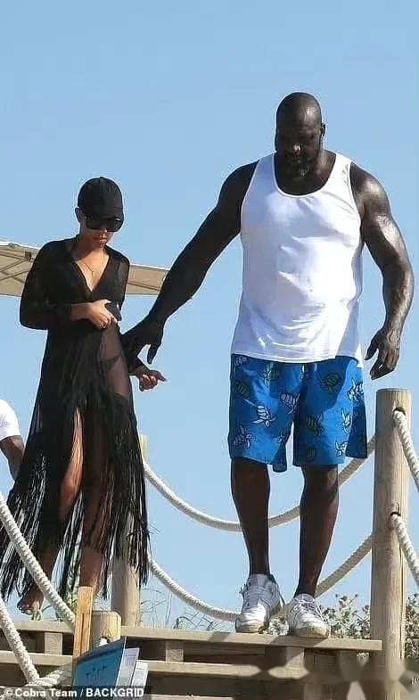 52 岁奥尼尔和 21 岁女友西班牙甜蜜之旅,年龄差爱情引热议