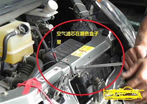 本田雅阁空气滤芯在哪里位于发动机舱的右上角位置