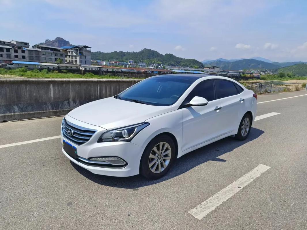 以2021款北京现代名图8lcvt领先版gls为例,这款车作为中型车,具备