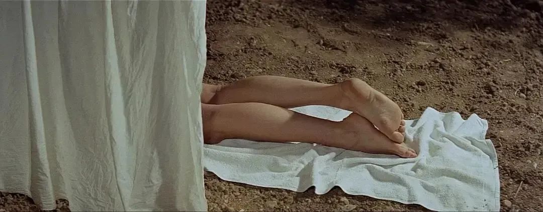 angelababy露个脚趾就被骂恶心,光脚穿搭的她却被夸爆了?