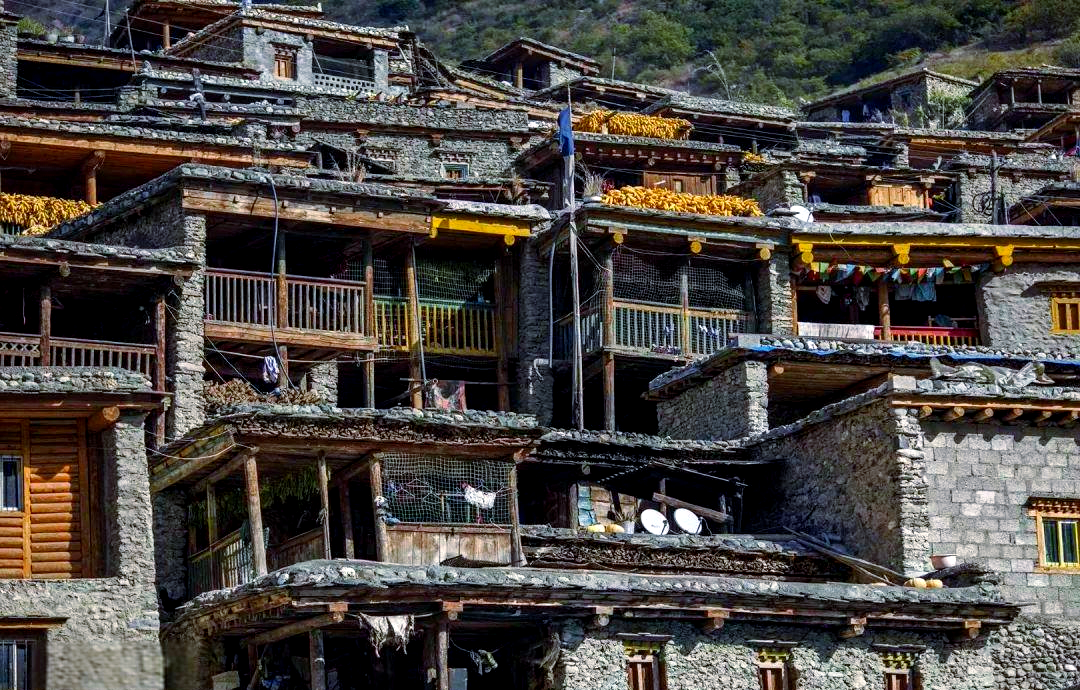 深探俄亚大村:百年古村的神秘魅力与服饰文化