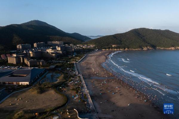 地处东海之滨的浙江省舟山市素有"碧海金沙"美誉的朱家尖景区迎来了