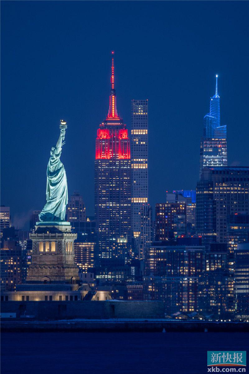 纽约帝国大厦点亮中国红