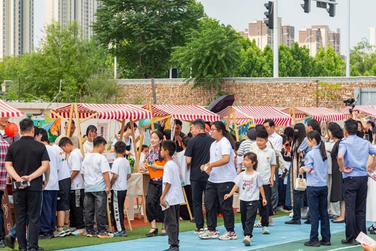 郑州经开区：校园里面赶“大集” 孩子当上“非遗传承人” - 图1
