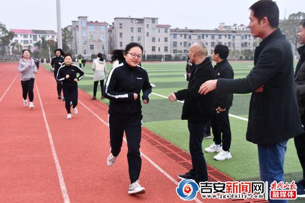 吉水二中举行迎新年健身跑活动