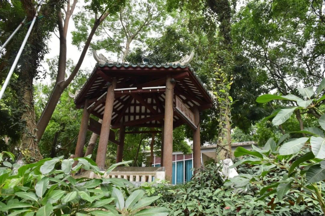 这座天涯亭始建于宋仁宗庆历年间,由当时的钦州知州陶弼主持修建.