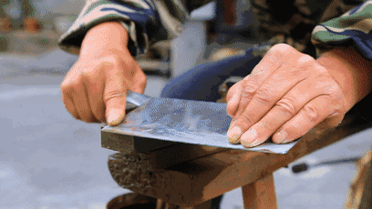 牙膏抹在菜刀上,没想到这么厉害,家家户户都用得上,赶紧试试